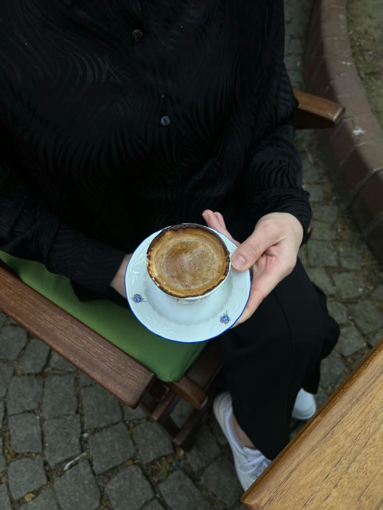 Çiçekli Sırt Dekolteli Uzun Elbise, Çiçek Desenli Sırt Dekolteli Abiye Elbise ve Dantel Şeffaf Vintage Bluz: Kadın Modasında Zarafet ve Romantizm styleofnoir4